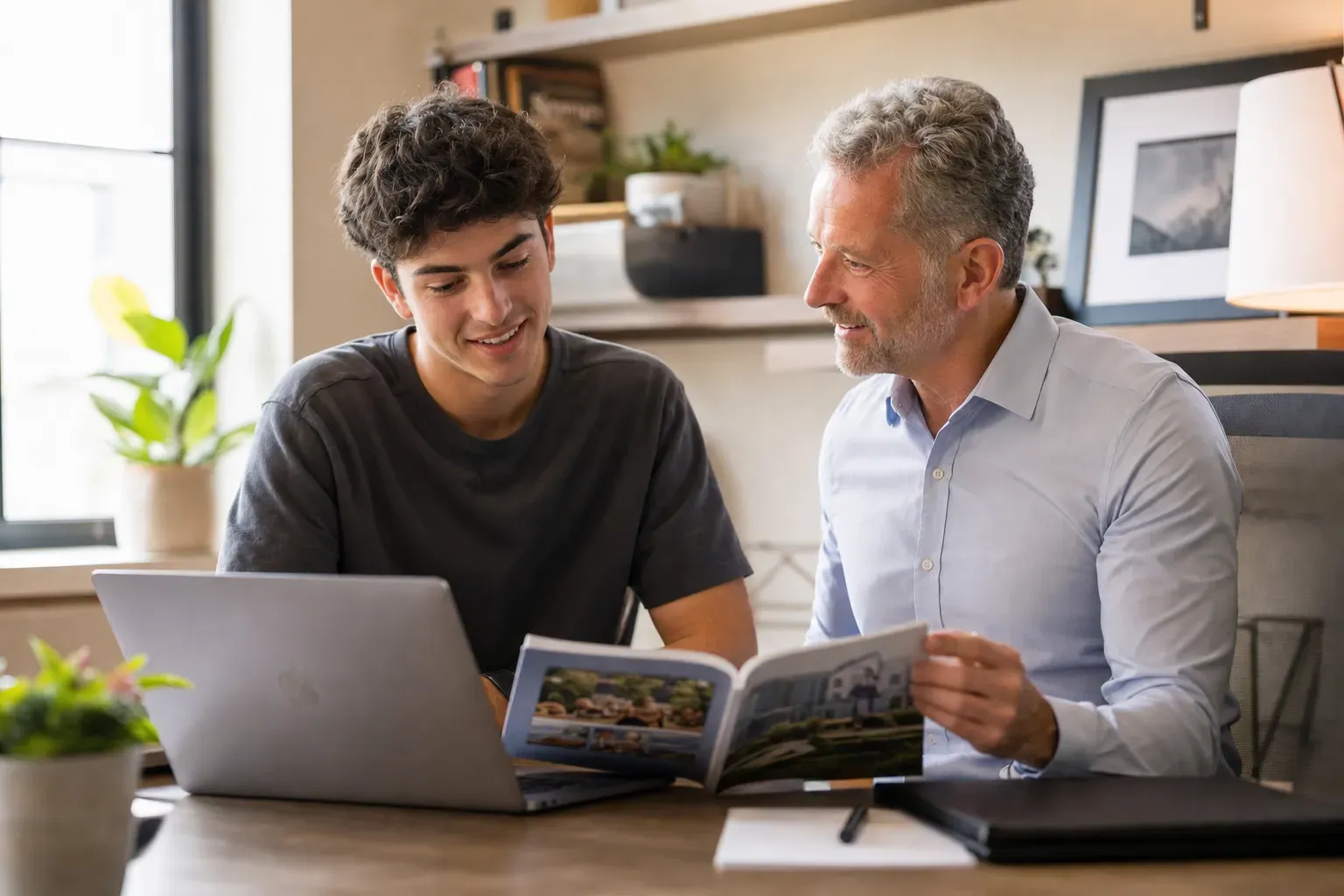 學生與留學顧問在溫馨現代的辦公室中討論選校策略與申請方針